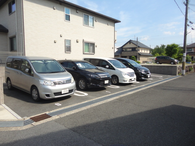 香芝市真美ヶ丘１丁目のアパートの駐車場