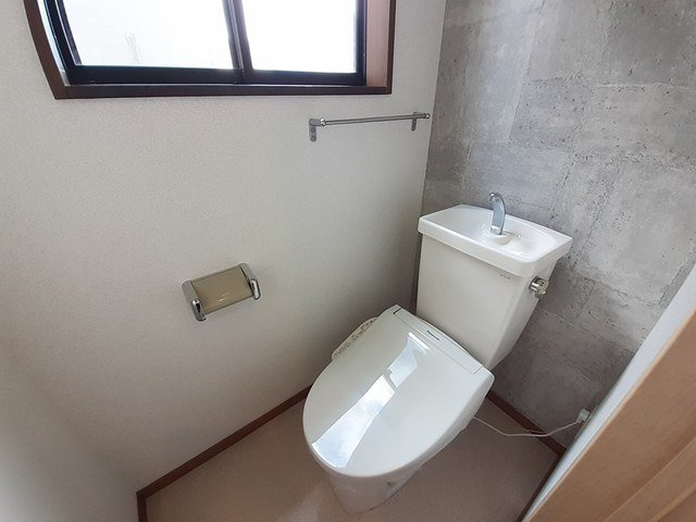 サニーガーデンハイツＡのトイレ|落ち着いた色調のトイレです