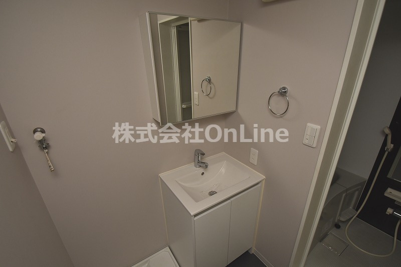 Attic宝持の独立洗面台