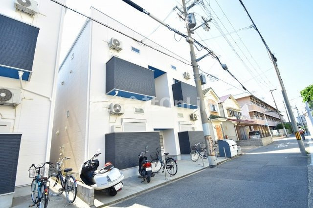 Attic宝持の外観