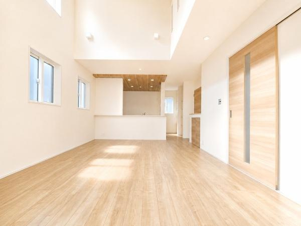 相模原市中央区上溝４丁目の新築一戸建の居間・リビング|吹抜けがある明るいリビング♪
解放感がありのびのび生活できます！