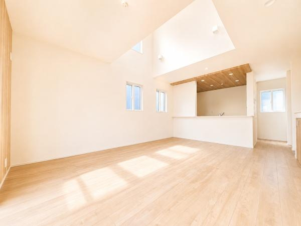 相模原市中央区上溝４丁目の新築一戸建の居間・リビング|自慢したくなるリビング！
形も良く家具の配置にも困りません。