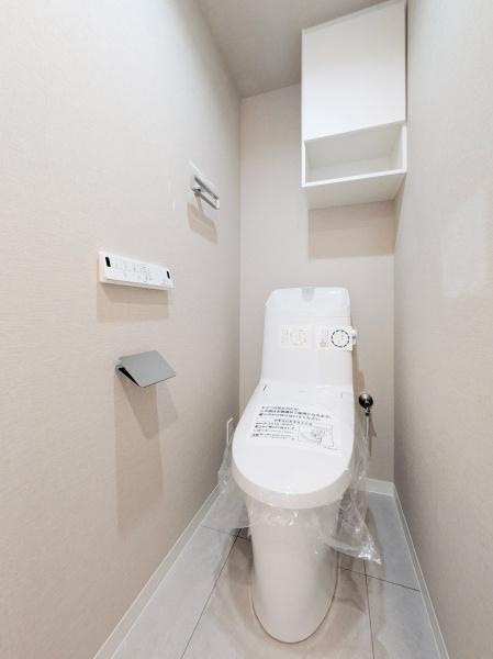 ヴィスタージュ横濱東寺尾のトイレ|清潔感のある内装のすっきりとしたデザインのトイレです。
水周りが綺麗だと安心ですね。
