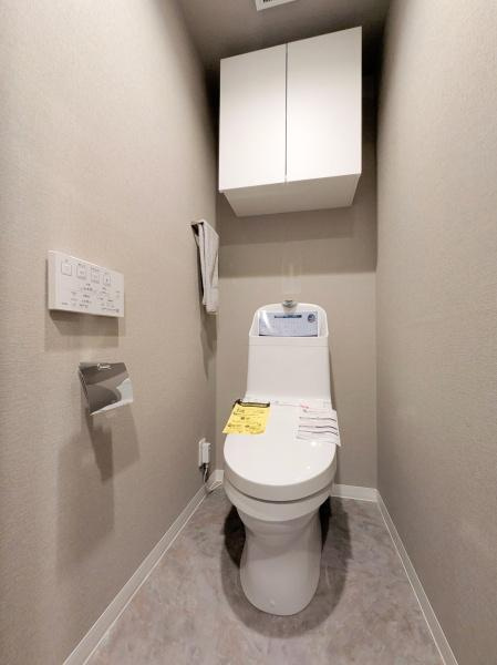 ダイアパレスつづきの丘のトイレ|清潔感のある内装のすっきりとしたデザインのトイレです。
水周りが綺麗だと安心ですね。
