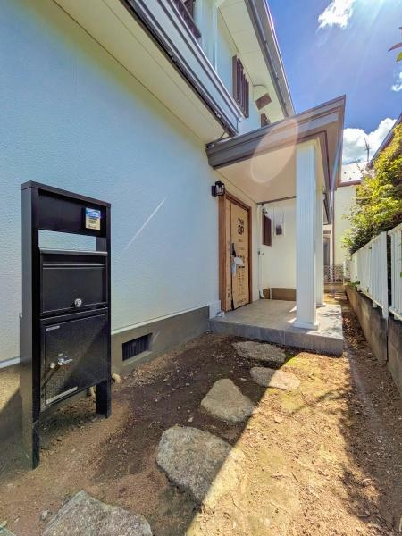 横浜市青葉区美しが丘西２丁目の中古一戸建の玄関|スッキリとした玄関スペース！
収納も豊富です！