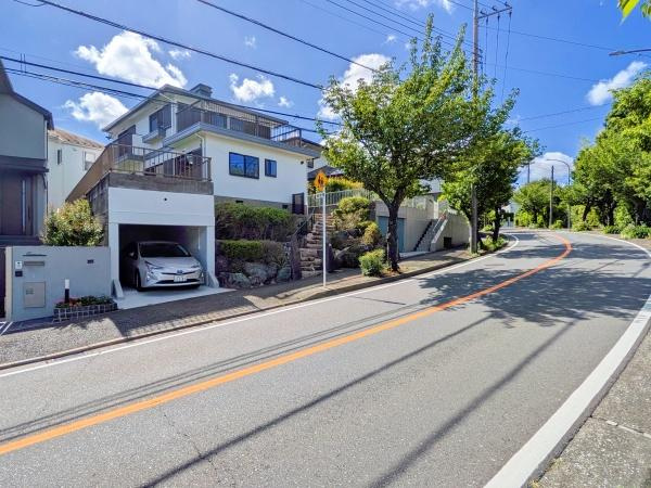 横浜市青葉区美しが丘西２丁目の中古一戸建の前面道路含む現地写真|陽当りの良さが伝わります。
是非一度、現地へ起こしください。

