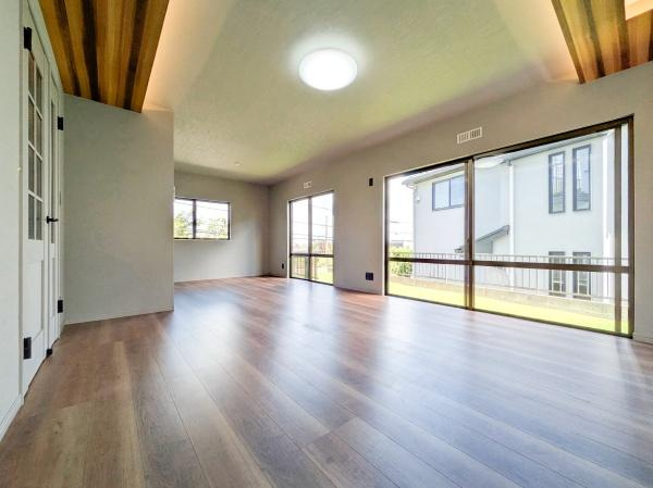 横浜市青葉区美しが丘西２丁目の中古一戸建の居間・リビング|窓からは明るい光が差し込みます！
電気をつけなくても明るいです。

