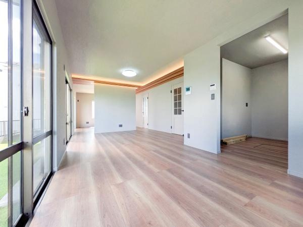 横浜市青葉区美しが丘西２丁目の中古一戸建の居間・リビング|家族が自然と集まるリビングは
落ち着きのある空間です♪