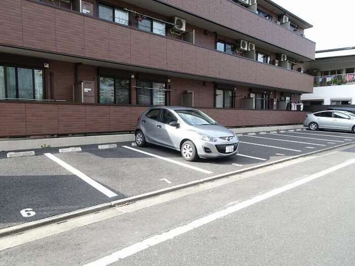 グランサイドヒルズの駐車場|車をお持ちの方に嬉しい駐車場付きの物件です