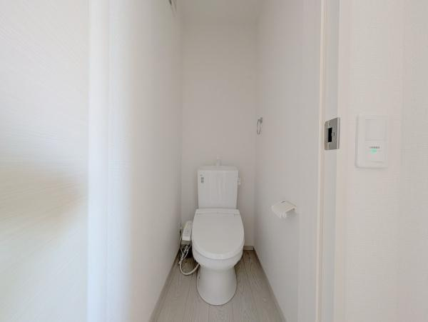 【トイレ】 | 2階にもトイレがあります。
1階にわざわざ降りなくて済むので重宝しますよ♪

