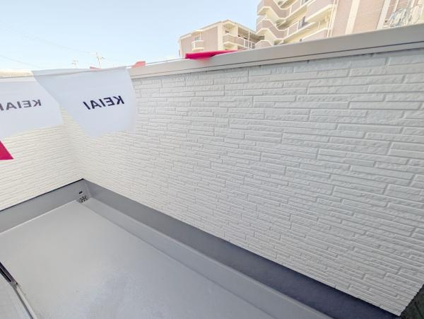 【バルコニー】 | 太陽の光と爽やかな風を受けたお洗濯物はあっという間に乾き、取りこむ時には太陽の匂いを感じられそうですね♪