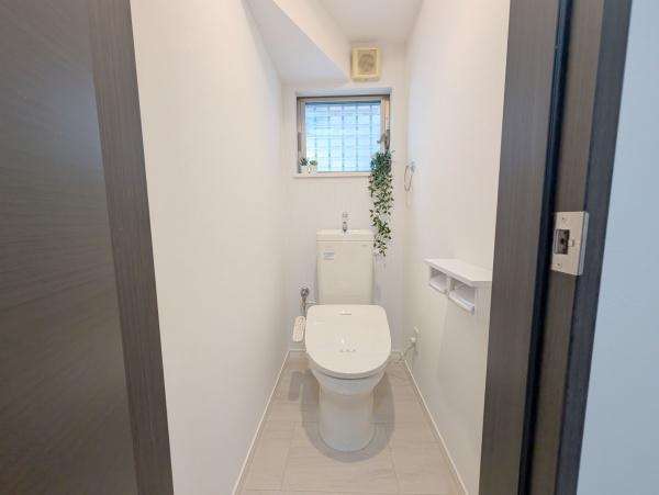 【トイレ】 | 清潔感のある広々トイレです♪
節水型でエコなトイレには、今では当たり前のウォシュレット付き。便座を温める機能付き！