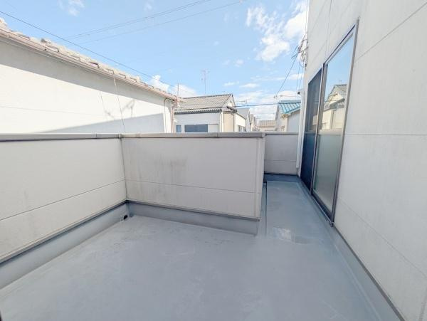 【バルコニー】 | 太陽の光と爽やかな風を受けたお洗濯物はあっという間に乾き、取りこむ時には太陽の匂いを感じられそうですね♪