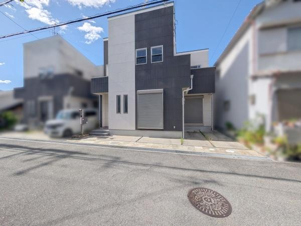 【前面道路含む現地写真】 | 低層の一戸建てを中心とした街並みが整然と続き、周辺は高い建物が建っていないので、採光や開放性に恵まれる環境です。
