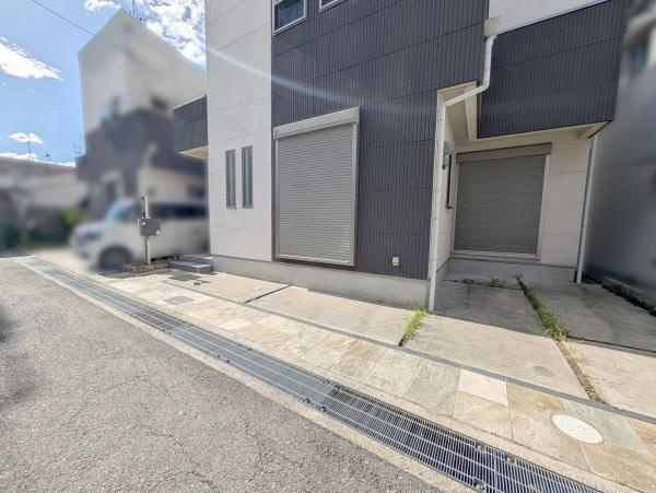 【駐車場】 | お車の出し入れも楽々ですね♪
お車2台(車種制限有)駐車可能です！