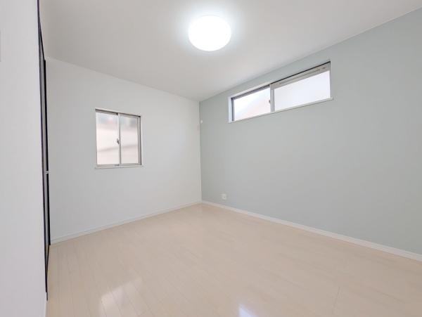 【洋室】 | 2面採光なので、日差しを長時間受ける事が出来る暖かいお部屋です。
