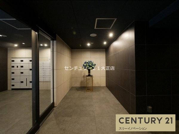 フォーリアライズ弁天町クロスのエントランス|★オシャレなガラス扉★