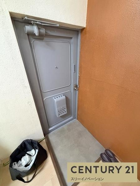 葵コーポの玄関