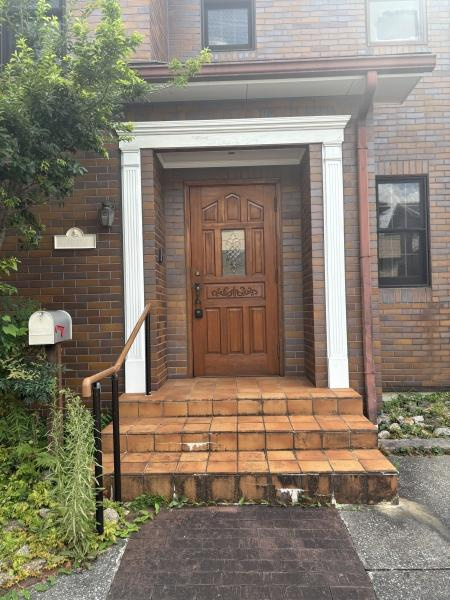 岡崎市細川町窪地・中古戸建の玄関|訪れる人を心地よく迎え入れます。