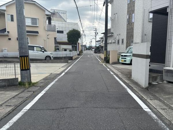 岡崎市福岡町・中古戸建の前面道路含む現地写真