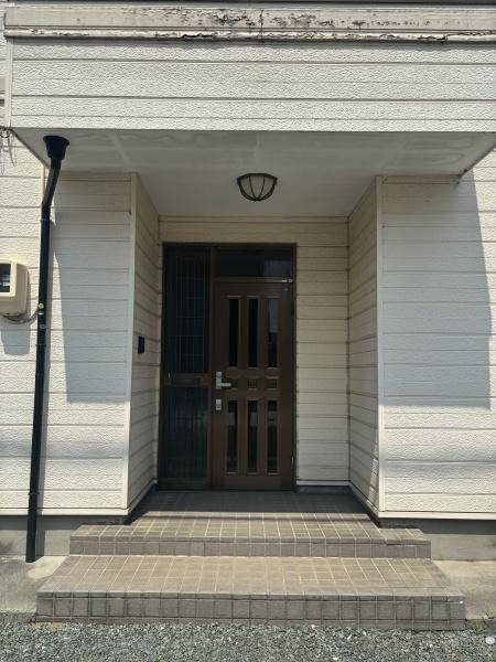 岡崎市六名南１丁目・中古戸建の玄関|訪れる人を心地よく迎え入れます。
