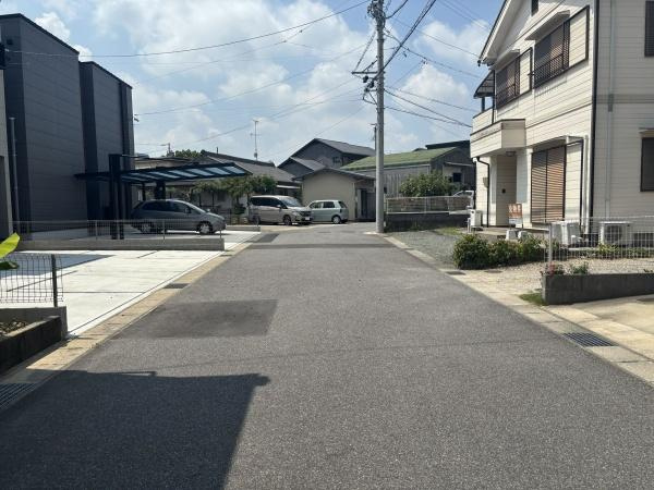 岡崎市六名南１丁目・中古戸建の前面道路含む現地写真
