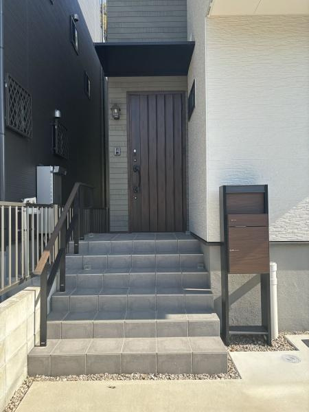 岡崎市上地5丁目・中古戸建の玄関|訪れる人を心地よく迎え入れます。