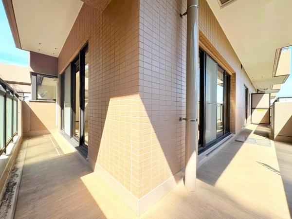 ナイスパークステージ東戸塚のバルコニー|陽当り良好なバルコニーで洗濯物もすぐに乾きそうですね。