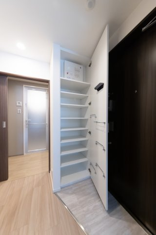 プラウドフラット文京千駄木の玄関|明るい玄関です