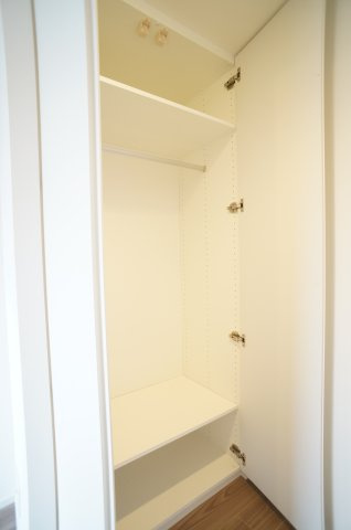 プライムメゾン錦糸町の収納|クローゼットは、上下に中板があり余すことなく利用可能です。