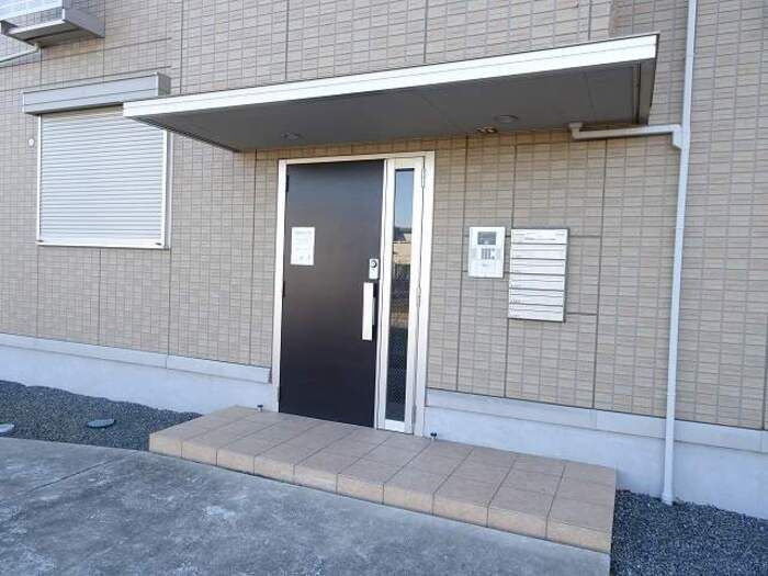 メルシー　Aのエントランス|毎日通るエントランスはこのようになっています