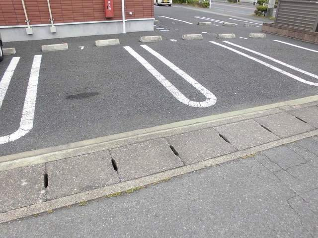エーデルＭの駐車場