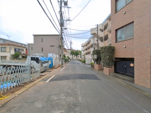 『八王子市新築戸建て』八王子市散田町5-26-8【仲介手数料無料】　８期の前面道路含む現地写真|～仲介手数料無料☆八王子ひなた不動産～八王子市散田町　新築戸建て