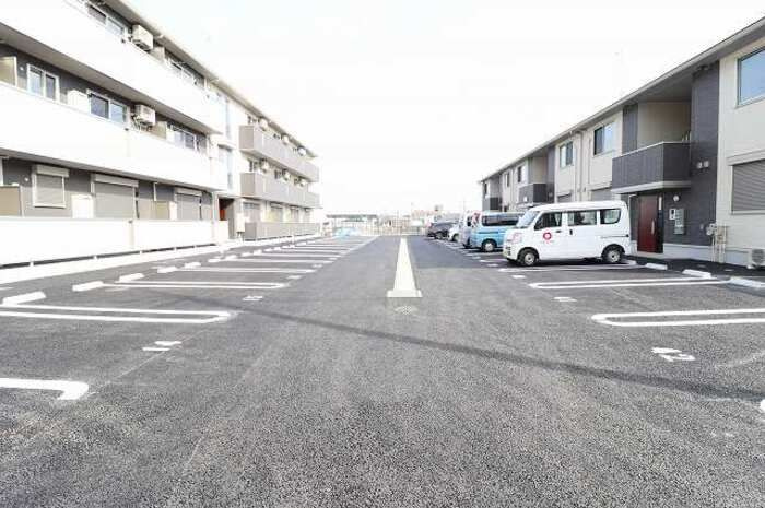 三の丸キャッスル　Ｂの駐車場|駐車場に車を止められます