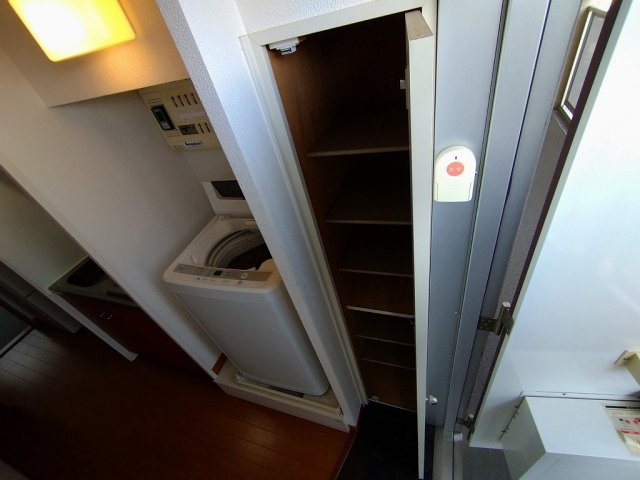 レオパレスヴィレッジの玄関|シューズボックス