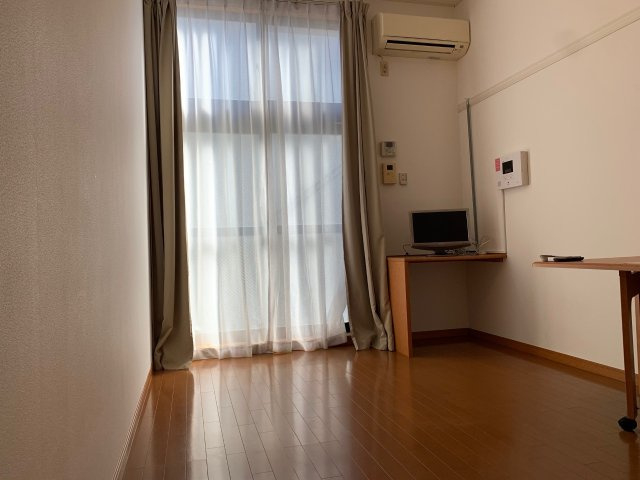 レオパレス具々田の居間・リビング|2階は絨毯仕様です。