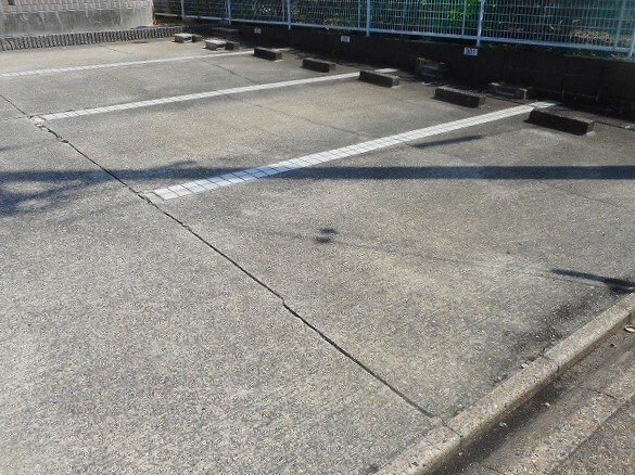 クインズコートの駐車場