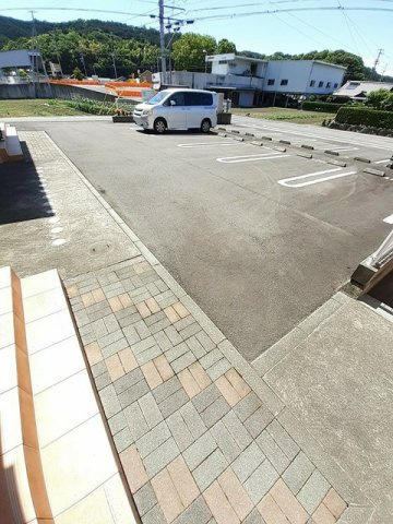 フィオーレ　政枝　Ａの駐車場