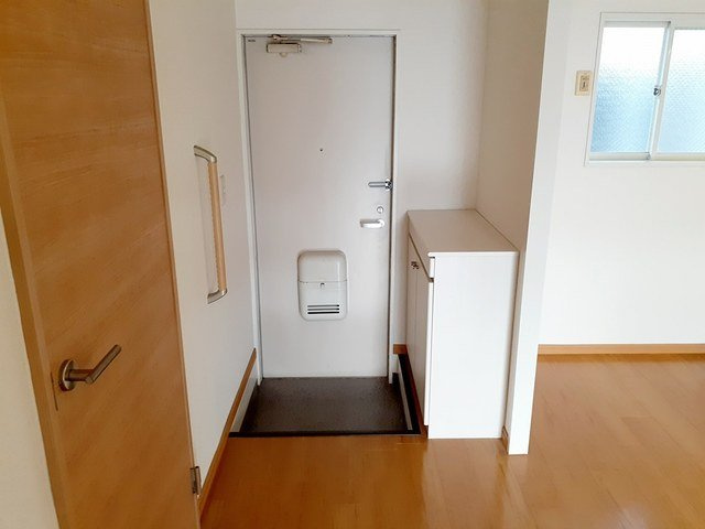 ハイツ石拾の玄関