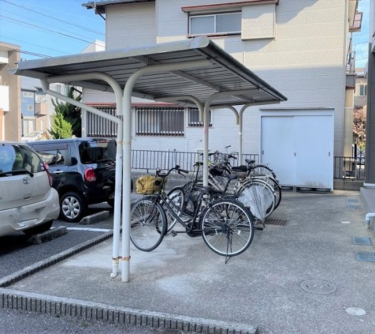 レオパレスイーストハイツのその他|屋根付き駐輪場