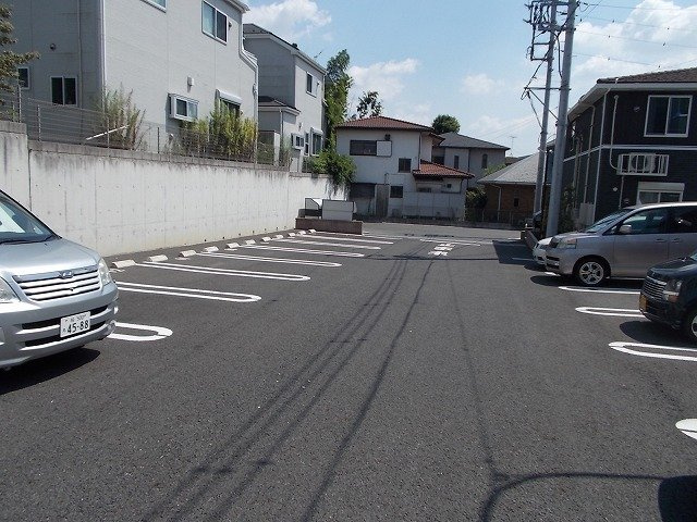 アジャート　ビブレⅢの駐車場