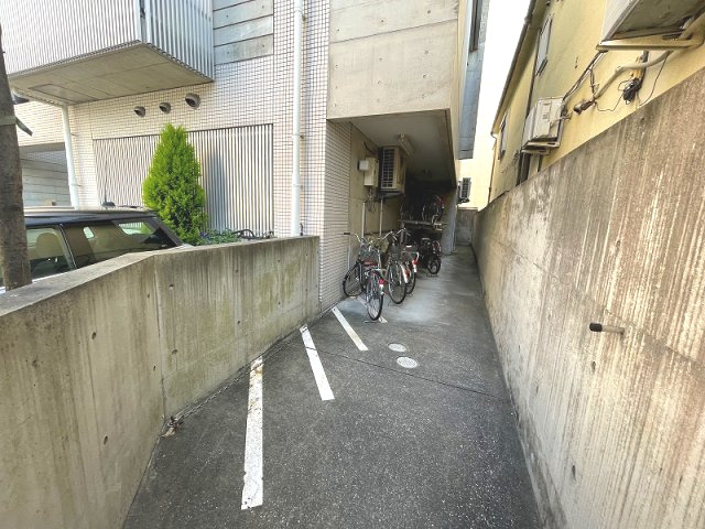 ファーストアベニールの駐車場