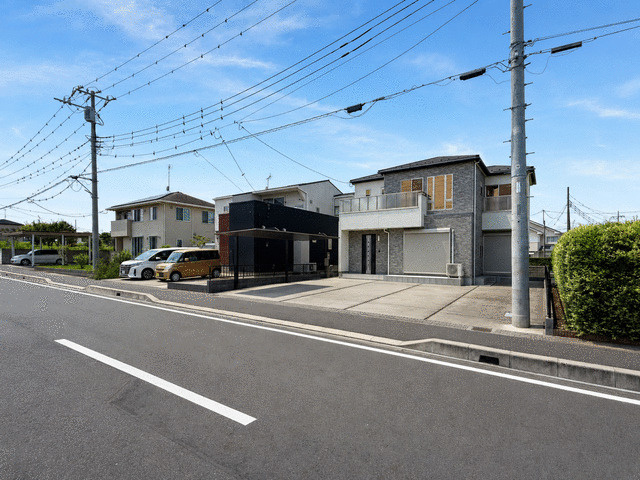 ひたちなか市大字高場の中古一戸建の前面道路含む現地写真