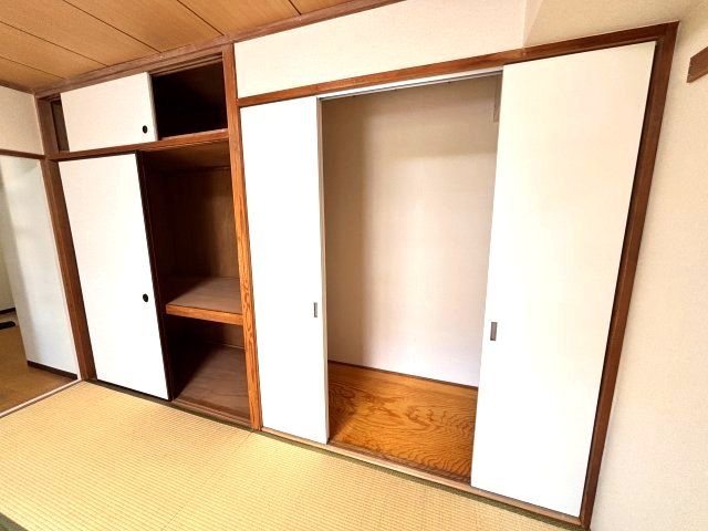 和室8帖の床の間を収納に変更しています