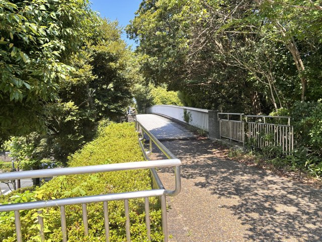 南大沢駅方面へ遊歩道を利用して歩けます