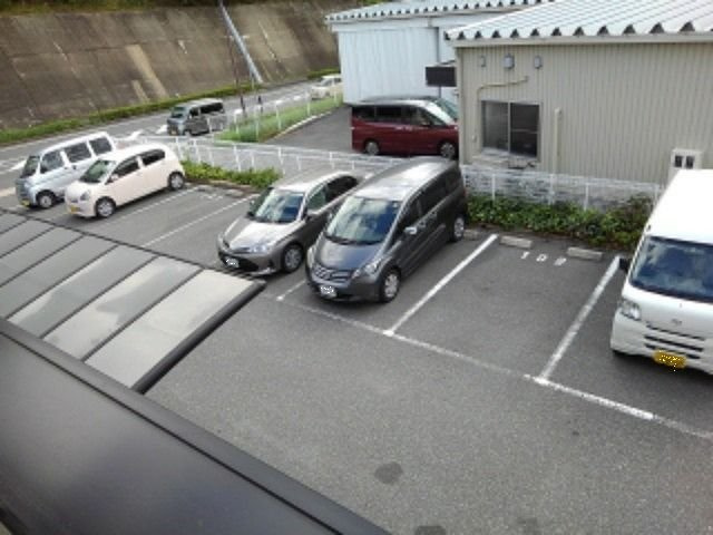 ソレアード白庭の駐車場|駐車場があるので、車を買う予定の方も安心です
