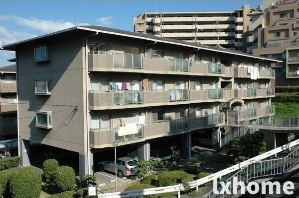 葛上マンションのエントランス