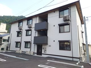 Contentoの駐車場|エントランス側の外観・駐車場です