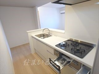 Contentoのキッチン|センサー吐水シャワー栓・３口ガスコンロ・グリル付きシステムキッチン
