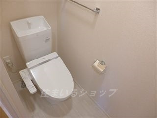 ダン・ルミエールのトイレ|シャワートイレ・収納棚あり